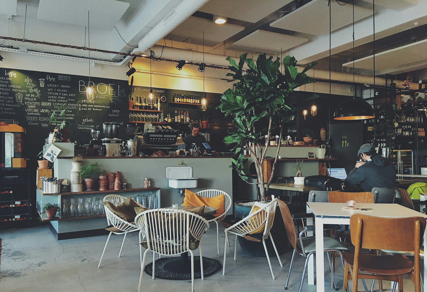 木の温もりを感じるカフェ店内